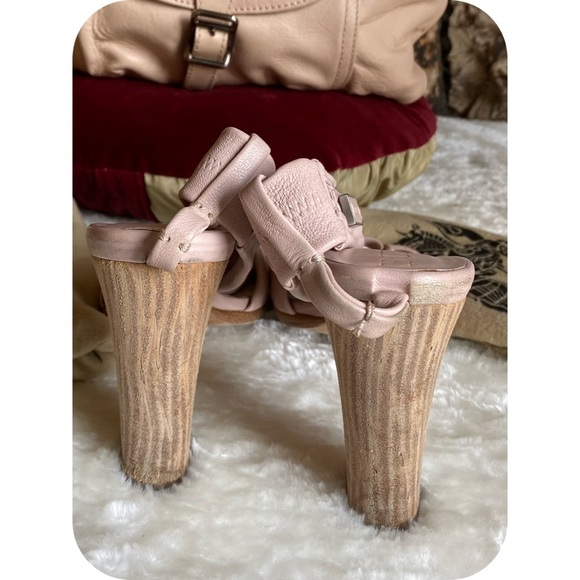 Sandals and handbag - Picture 3 of 4